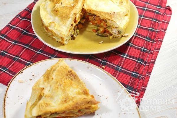 Быстрый пирог из лаваша с начинкой из куриной грудки и овощей. фото к рецепту 1