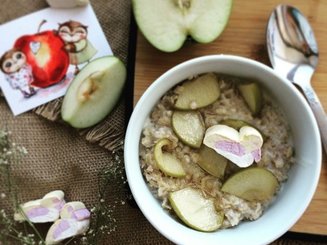 Овсяная каша с жареными яблоками