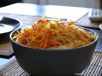 Пикантный морковный салат