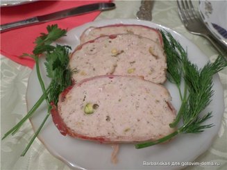 Куриное суфле с фисташками в беконе