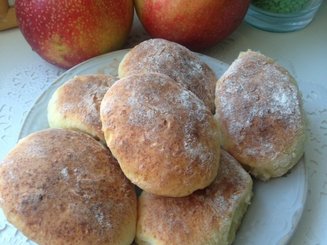 Творожные пирожки с яблоками и изюмом