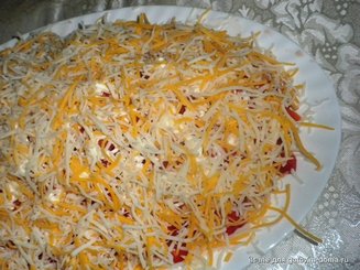 Салат из ветчины с сыром