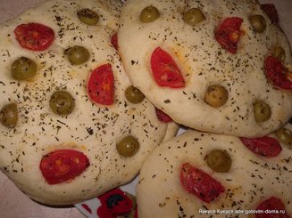 Мини фокаччи с помидорами-черри и оливками