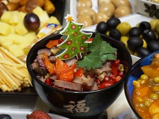 Мясной салат с гранатом и орехами