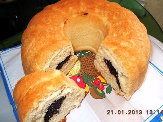 Сдобный венок с маком и сливовым джемом