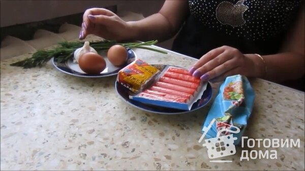 Салат с крабовыми палочками и плавленым сыром фото к рецепту 1