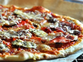 Пицца с картошкой и копченой ветчиной