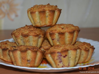 Овсяные маффины с кусочками яблок и ягодами