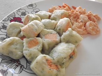 Картофельные клёцки с форелью и укропом