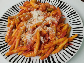 Макароны с томатным соусом и чоризо (Macarrones con salsa de tomate y chorizo)