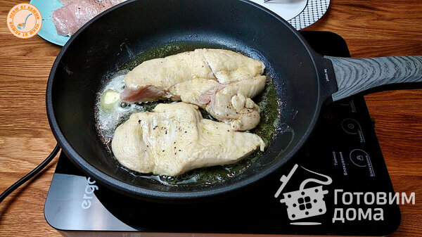 Нежная курица в соусе с картофелем и салатом фото к рецепту 6