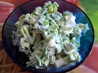 Салат из зеленого лука со сметаной