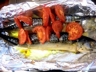 Запеченная скумбрия с укропом и помидорами