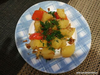 Печенный картофель с болгарским перцем и луком