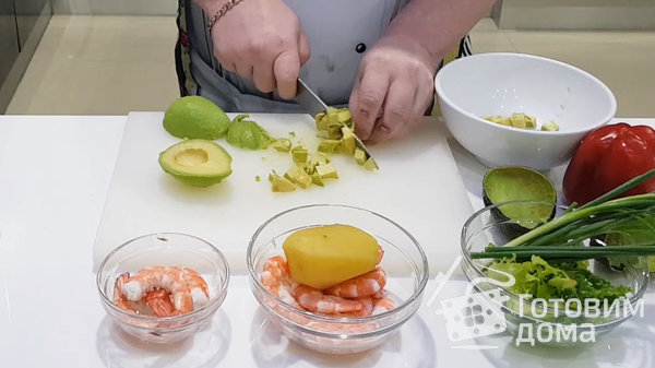 Салат с креветками в лодочках из авокадо фото к рецепту 2