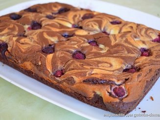 Брауни со сливочным сыром и малиной