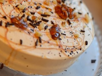 Яблочно-ореховый торт с карамельным кремом