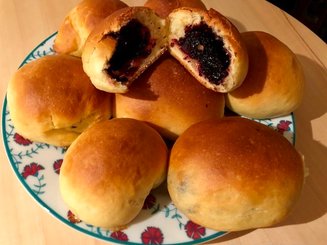 Пирожки с вишней и чёрной смородиной