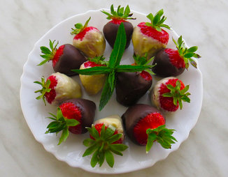 Роскошный десерт — клубника в шоколаде
