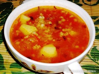 Густой суп из перловой крупы и квашеной капусты