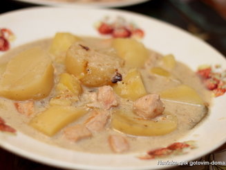 Курица с черносливом и картофелем в сметане