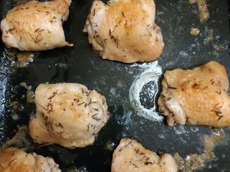Запеченные куриные бедрышки с тимьяном и оливковым маслом