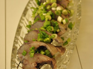 Соленая скумбрия с черносливом