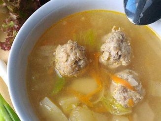 Суп из пекинской капусты с фрикадельками и рисом.