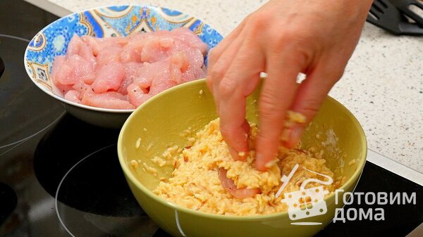Куриное мясо в трёх видах кляра: из колбасного сыра, крабовых палочек и колбасы фото к рецепту 9