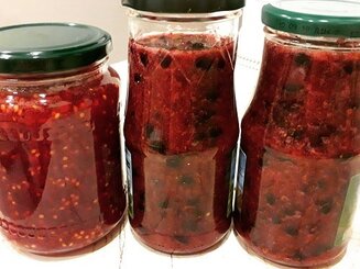 Сырое варенье из черной смородины