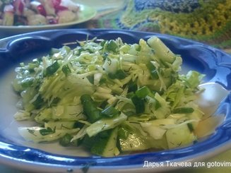 Салат с молодой капустой и огурцами