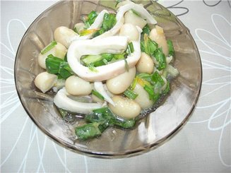 Салат с фасолью, черемшой  и потрошками