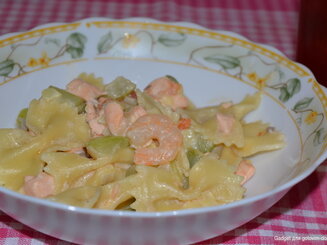 Паста с красной рыбой, креветками и цуккини
