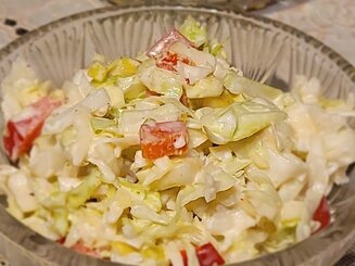 Капустный салат с яблоком и сыром