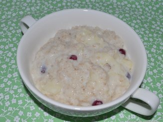 Овсяная каша с яблоком и клюквой