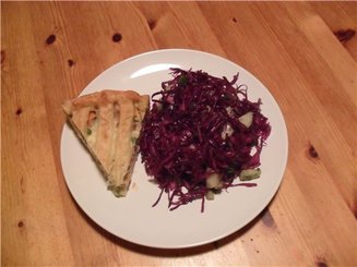 Салат из краснокочанной капусты с кунжутом и курицей