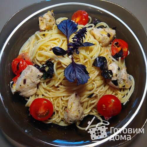 Спагетти с курицей и базиликом