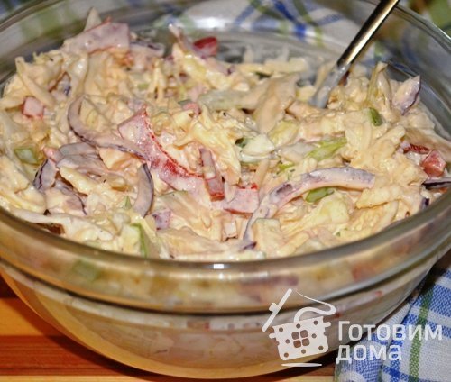 Капустный салат с яблоком и сыром
