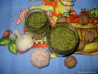Песто из зелени петрушки с перцем чили