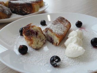 Сырники «Полешки с черной смородиной»