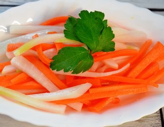 Дайкон и морковь маринованные