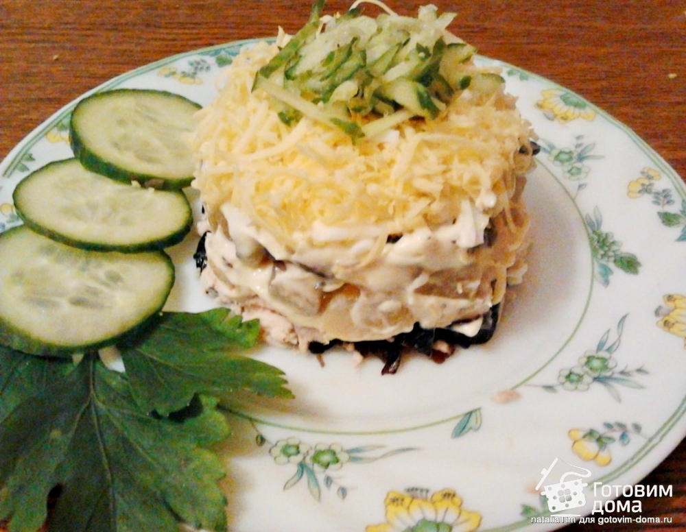 Салат с копченой курицей ананасом и грибами