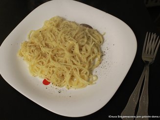Spaghetti cacio e pepe - Спагетти с сыром и чёрным перцем