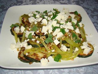 Салат из кабачков и перца с фетой и мятой