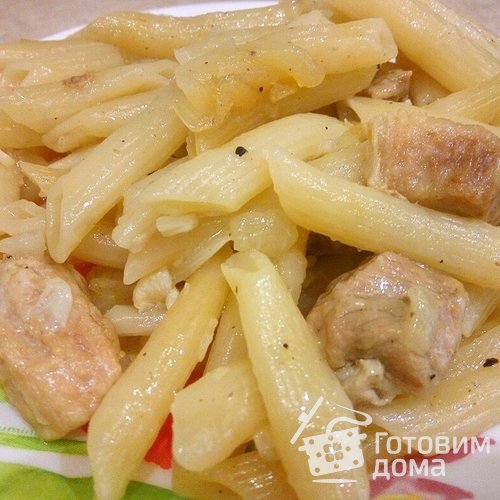 Томленое мясо с макаронами на сковороде