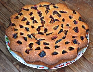 Ореховый пирог со сливами