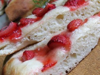 Фокачча с клубникой