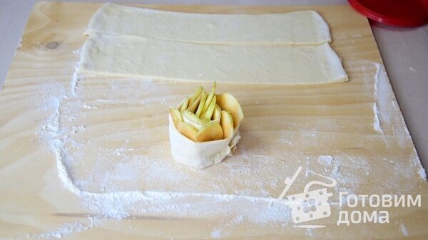 Сладкие яблочные булочки к чаю из слоеного теста фото к рецепту 3