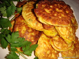 Оладьи с яйцом и зеленым луком
