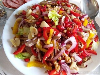 Мясной салат с гранатом и орехами